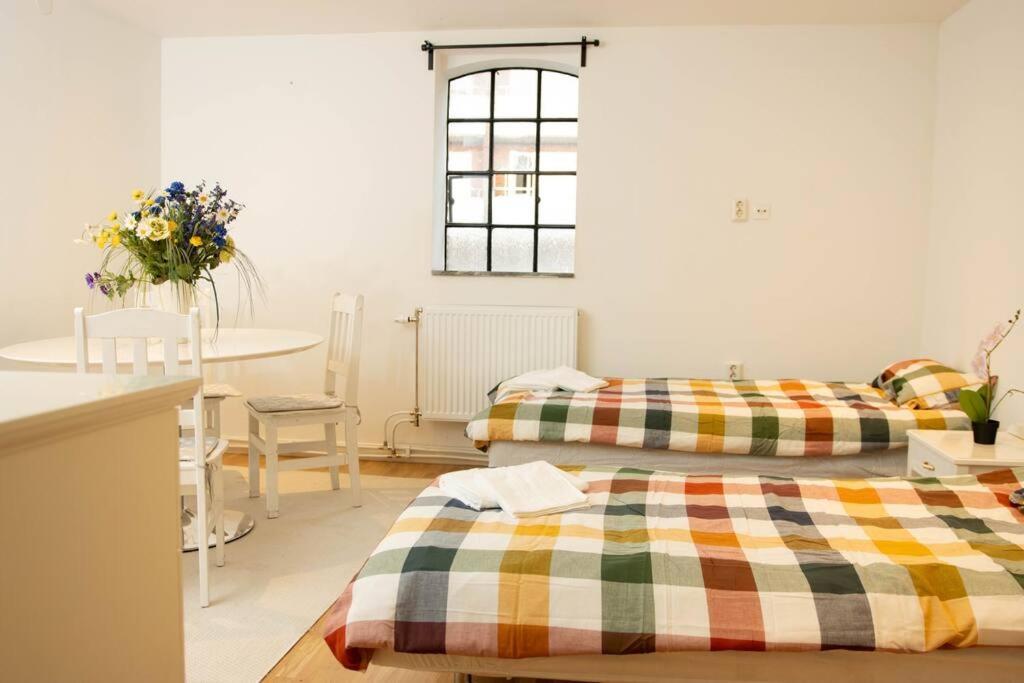 Historical Malt Factory Apartment, 6 Bedrooms, Sleeps 12 , Hot Tub ヘルシンボリ エクステリア 写真