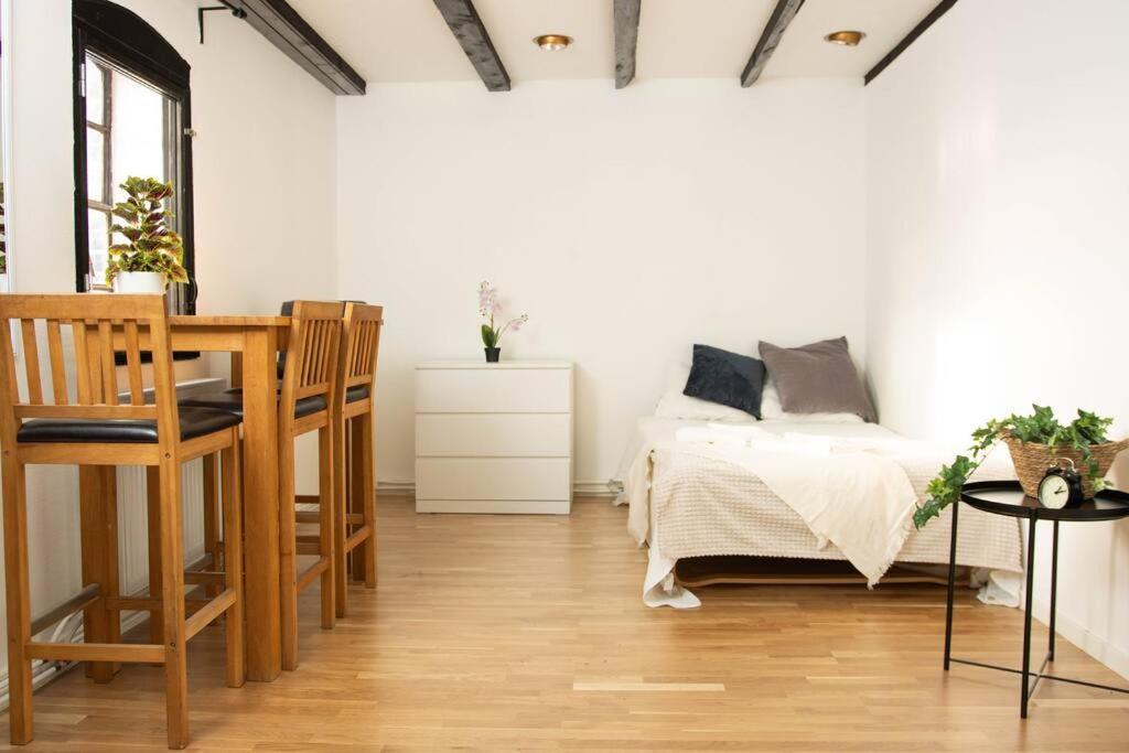Historical Malt Factory Apartment, 6 Bedrooms, Sleeps 12 , Hot Tub ヘルシンボリ エクステリア 写真
