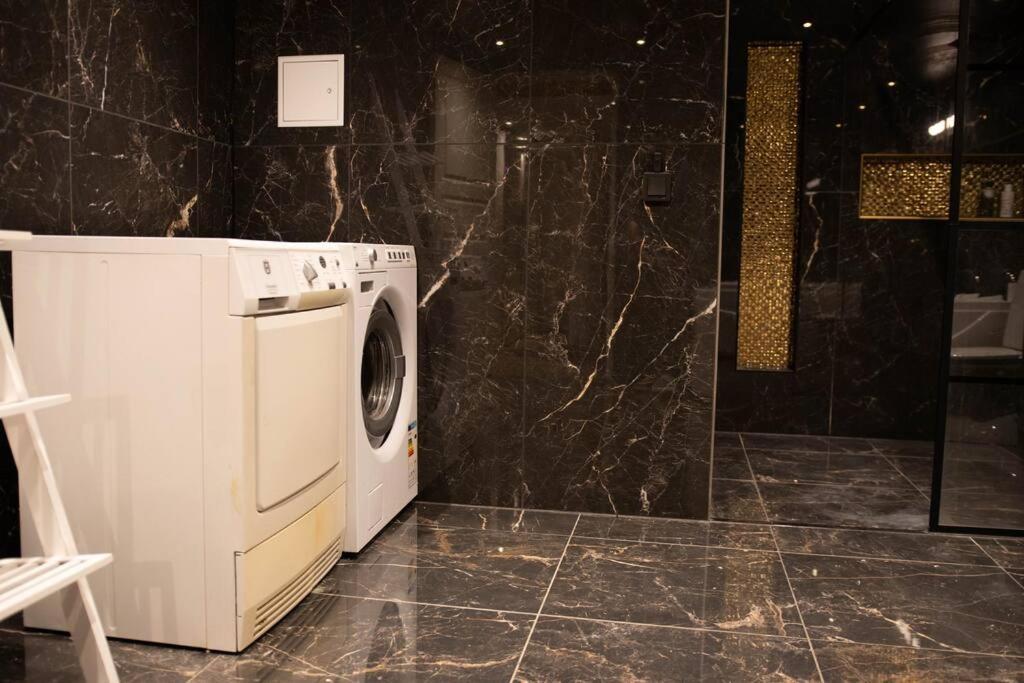 Historical Malt Factory Apartment, 6 Bedrooms, Sleeps 12 , Hot Tub ヘルシンボリ エクステリア 写真
