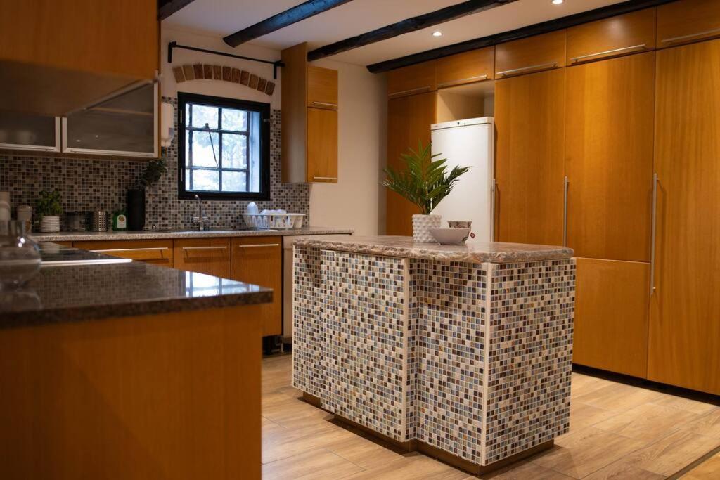 Historical Malt Factory Apartment, 6 Bedrooms, Sleeps 12 , Hot Tub ヘルシンボリ エクステリア 写真